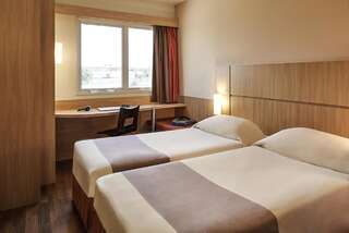 Отель Ibis Sofia Airport Hotel София Стандартный двухместный номер с 2 отдельными кроватями-2