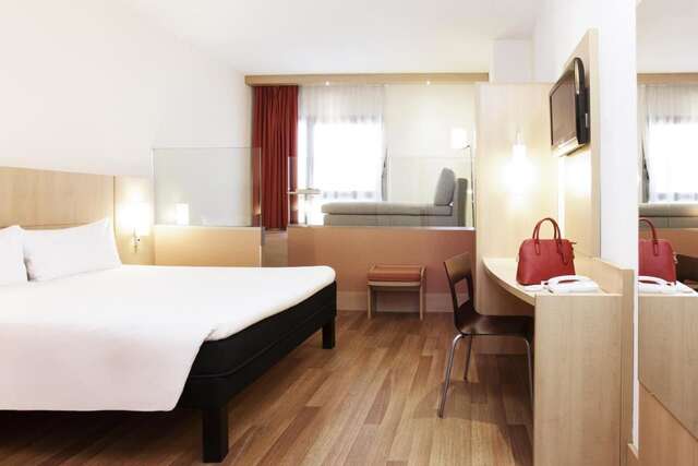 Отель Ibis Sofia Airport Hotel София-5