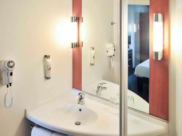 Отель Ibis Sofia Airport Hotel София-11